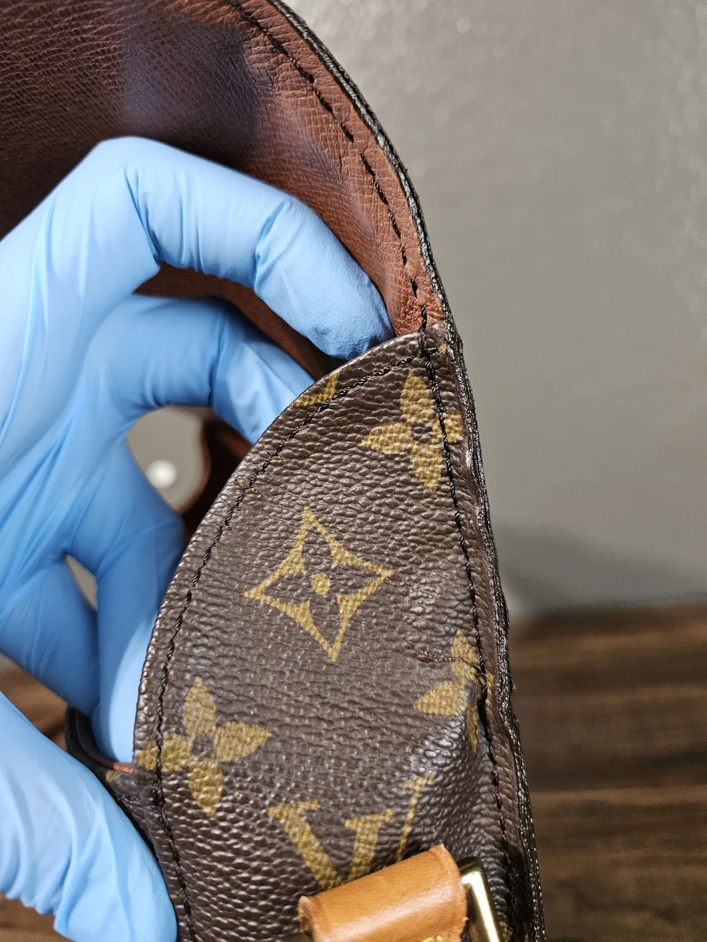 Authentic Louis Vuitton Vintage Saint Cloud GM Monogram Canvas Crossbody - Picture 6 of 16